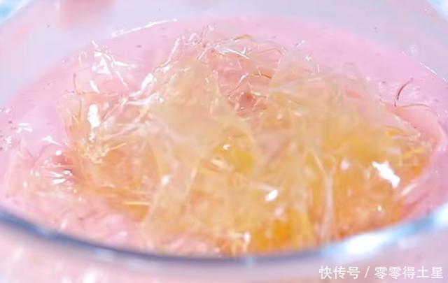  老少皆宜|甜香味美的草莓牛奶冻，烹饪简单，营养好吃，老少皆宜的美食