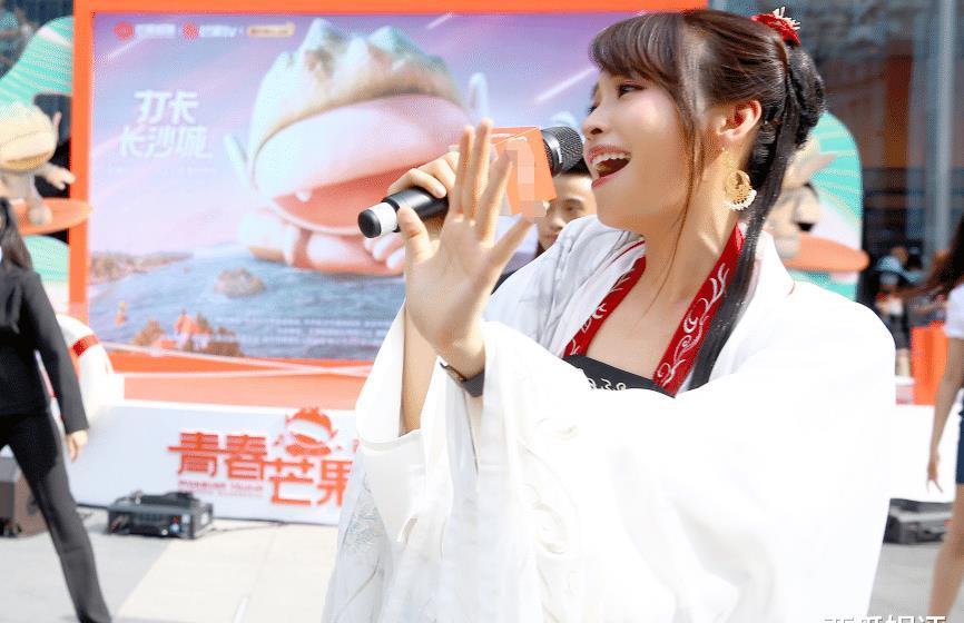  大街|袁咏琳大街献唱《无价之姐》，看到她旁边的姐姐，羡慕现场观众了