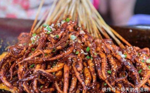 晚上的时|宵夜摊中香辣诱人的4种美食，炸鸡落榜，它却成购买量最高小吃