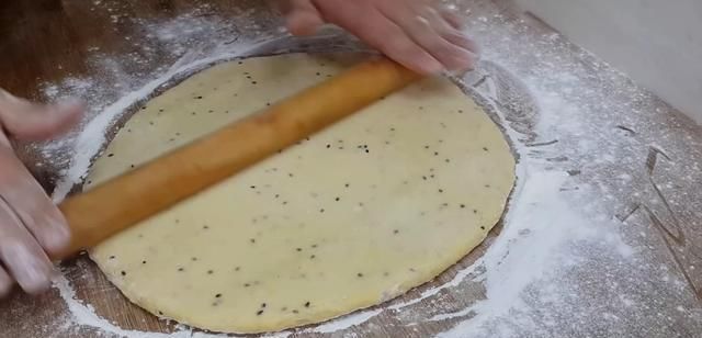 我家|我家面粉就爱这样做,加4个鸡蛋,做法比麻花简单,比油条都好吃