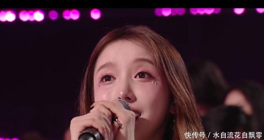  独自|姜贞羽秒登热搜第一！台下独自一个人观看成员跳舞，背影落寞引人心疼
