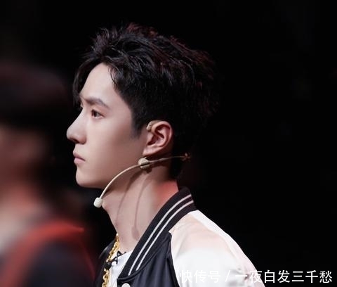 凳子|布布battle炸到王一博摔凳子上热搜了?是怎么回事?