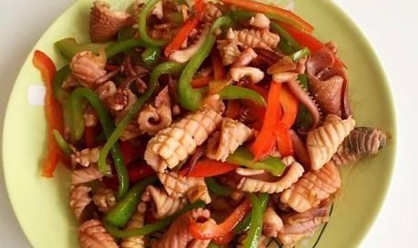 技巧|爆炒鱿鱼时,直接下锅炒就错了,牢记小技巧,鱿鱼鲜嫩滑还不腥