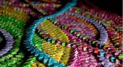 艾米丽|美国女子花5年做成一条连衣裙,材料却让人垂涎欲滴