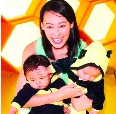 李泽楷|梁洛施帮朋友带娃满心欢喜,李泽楷前任为孩子吃饭,耐心又温柔