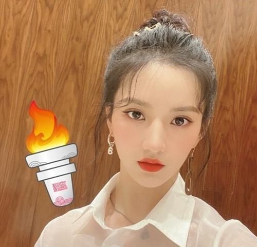 火炬|硬糖少女集体出动传递火炬,其他成员都用手传,唯独刘些宁与众不同