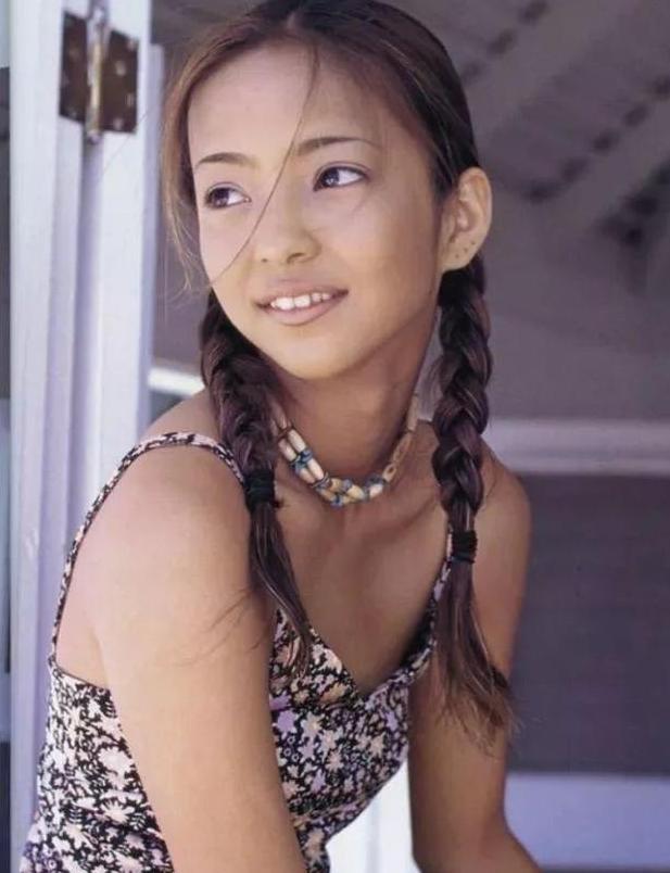  女星|硬凹白瘦幼少女人设的女星，在“辣妹风”面前堪比索然无味豆芽菜