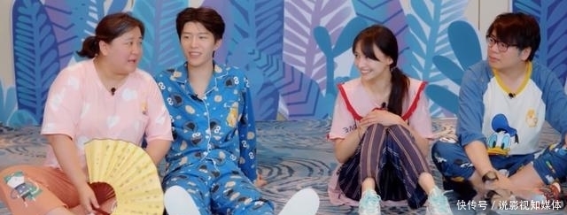 手机|郑爽上节目遭吐槽,玩游戏作弊,喝水作假,即使录节目手机都不离手