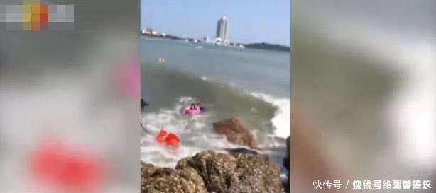 小女孩|大浪1小时卷走4个人!穿救生圈小男孩死死拽住身边的小女孩……