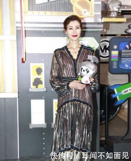 条裙子|李嘉欣怎么“老了”还变样了，穿紫色长裙好贵气，霸气气场全开