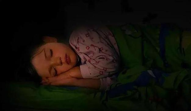 睡眠时间|孩子应该几点睡 睡得晚可不止影响身高哦