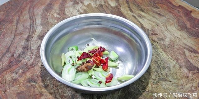 不粘锅|这才是地道的家常菜,大厨教你胡萝卜炒粉条技巧,粉条爽滑不粘锅