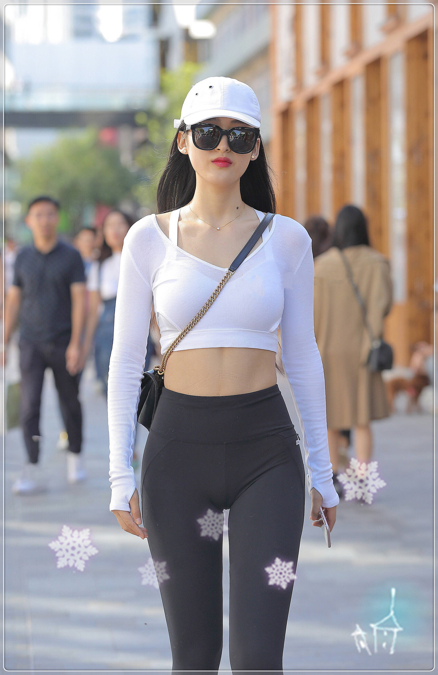 卷发|街拍迷人卷发的小姐姐,性感红唇丰腴身材,彰显不一样的美感