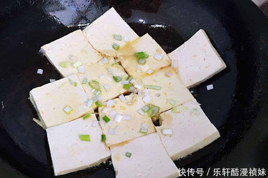 鲜嫩|煎豆腐的时候,千万别直接下锅煎,教你这一步,鲜嫩不碎不粘锅!