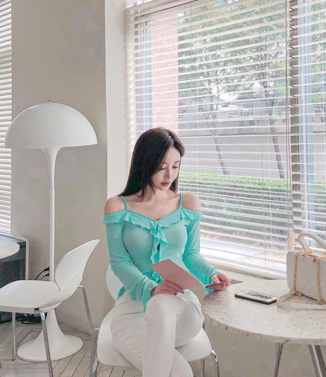 知性|又被孙允珠惊艳到了,穿蓝色吊带T恤配修身直筒裤,优雅知性