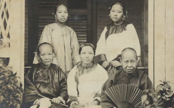 罕见|罕见老照片：图4是穷车夫草鞋都买不起，有钱的乘客自己打着伞！