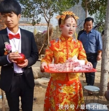 纷纷|女子结婚端着盘子敬酒，瞧见盘子里的的东西，网友纷纷不淡定