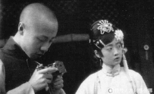 身边的太监|末代皇帝溥仪向太监提了个要求，太监表示很为难，跪地不起！