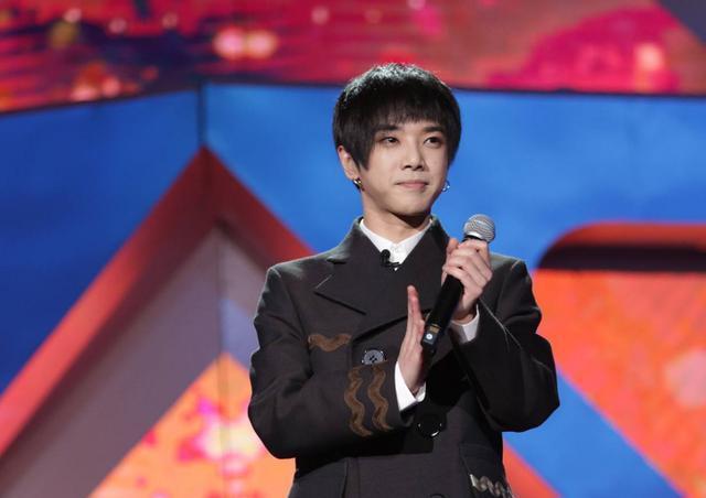  表情|宣布刘柏辛和华晨宇票数时, 周深表情惊讶, 毛不易的反应更真实