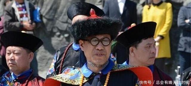 玄孙|他是乾隆帝的第七代玄孙,藏有一本宫廷秘籍,每年穿龙袍祭祖!
