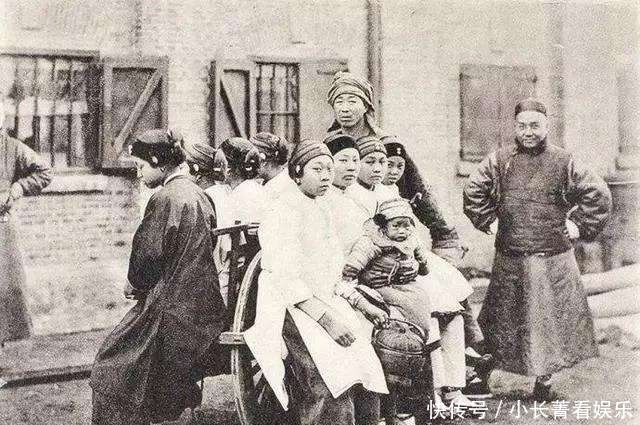 缠足|晚清老照片:独轮车坐9人严重“超载”,表情痛苦的缠足小女孩