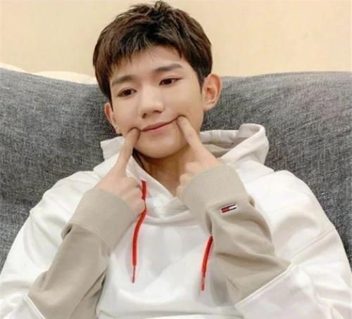  不易|明星的职业假笑，王源、黄明昊还好，看到王一博营业不易，为了生活