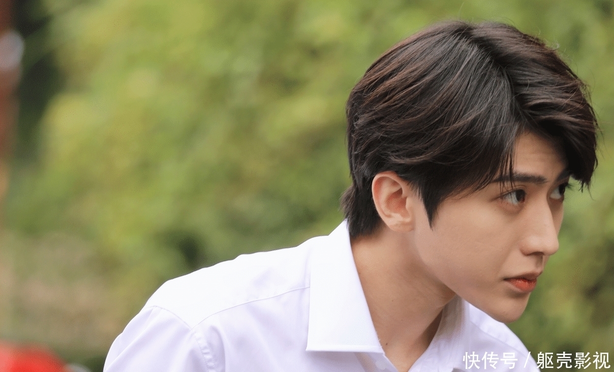 拍下|蔡徐坤参加慰问演出,却偶遇路人拍下生图,真实颜值帅出新高度