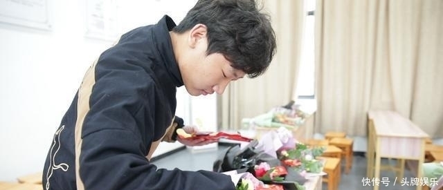 班上的女|浪漫的37个女孩节，班上唯一的男孩送给女孩一束辣花