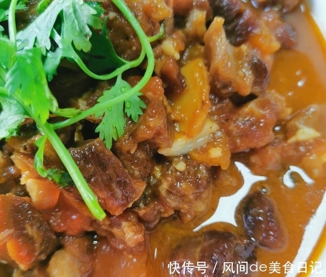  汤汁|西红柿烧牛腩，软烂入味，汤汁浓郁，太香了