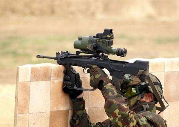 塑料|我国单兵武器又迈一步新一代30发塑料弹匣，弹夹容量一目了然