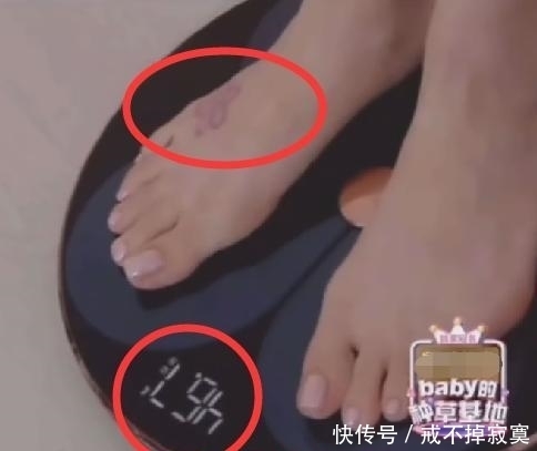  真绝了|baby光脚站体重秤上，我却关注她脚上纹身，图案真绝了