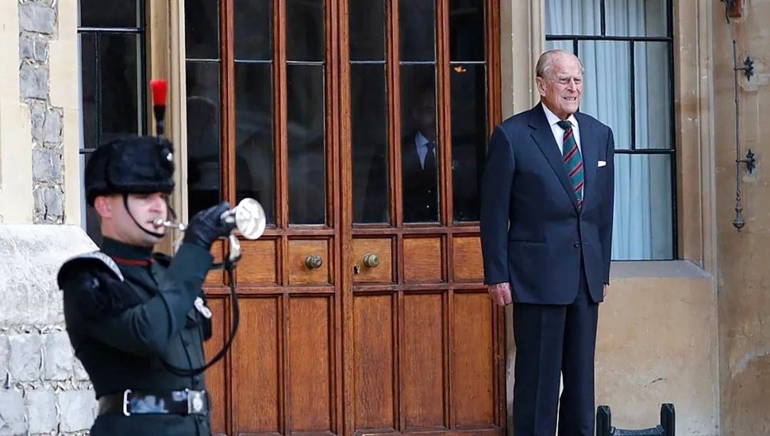 失望|99岁菲利普亲王忍痛割爱,将头衔让给儿媳妇卡米拉,对哈里失望了
