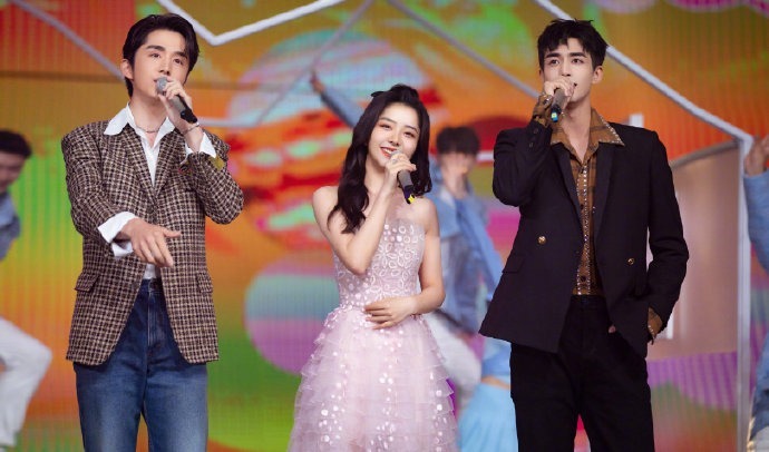  亮相|金鹰晚会收视夺冠！湖南卫视力压浙江卫视，金鹰女神宋茜压轴亮相