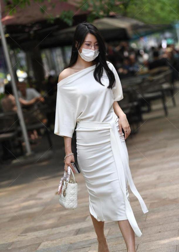  正因为如此|一条白色半身长裙修身的裙型紧致利落，瞬间显得优雅感十足