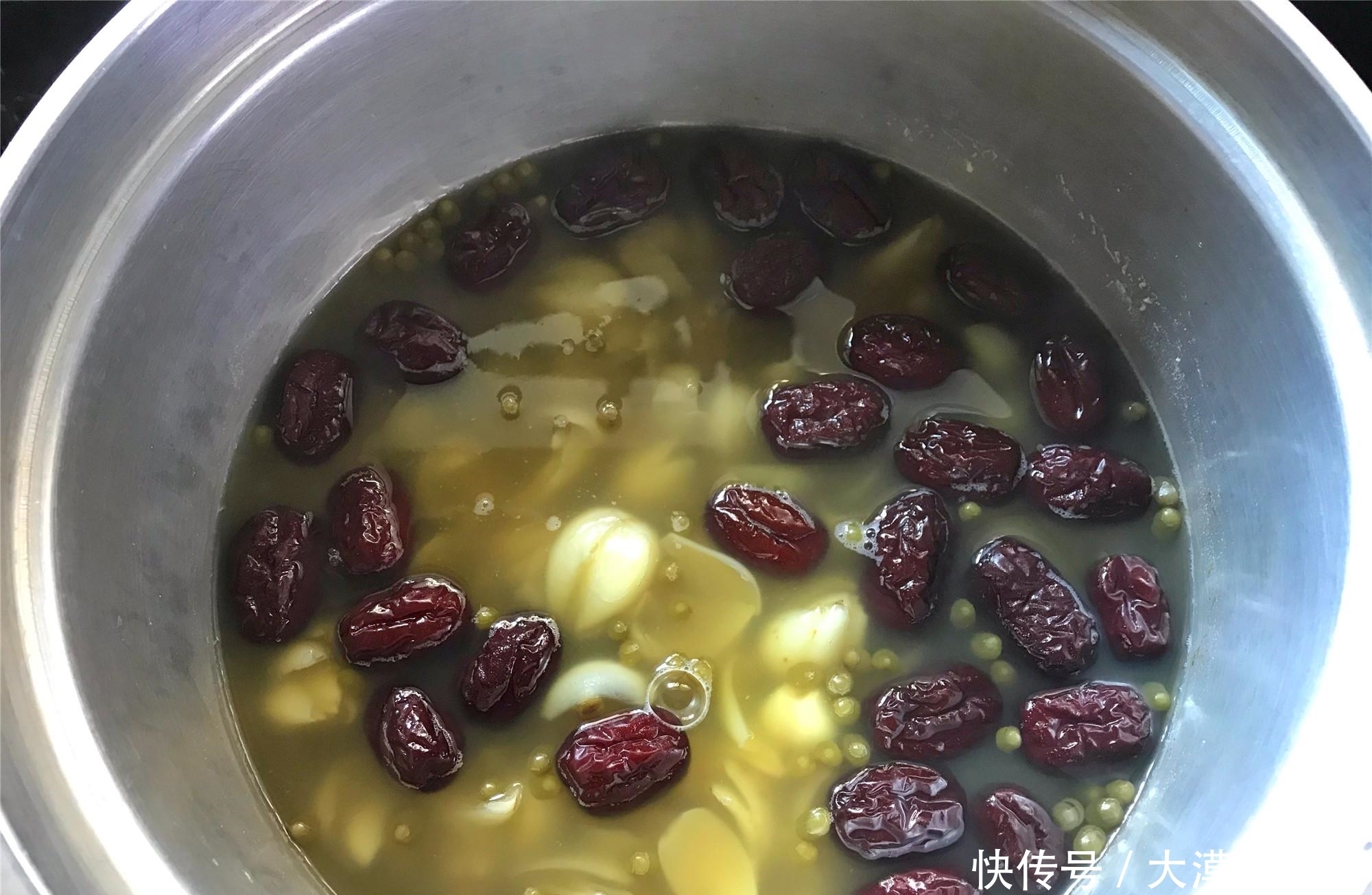 好喝|秋天,百合正当季,加两种食材一起煮,清甜润燥,便宜又好喝