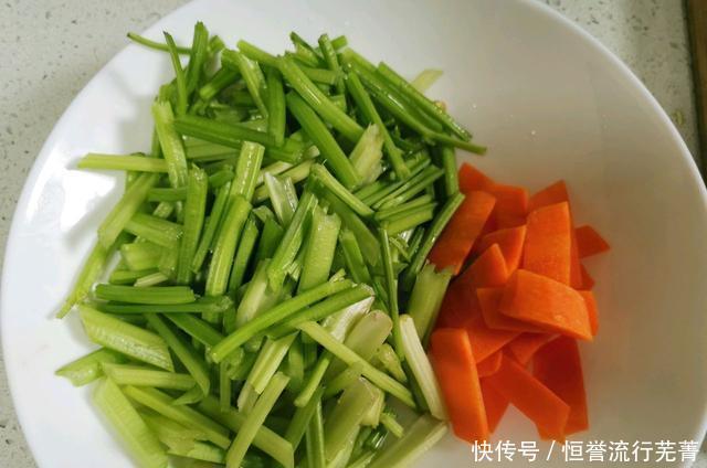 豆腐|脆脆的香芹，软糯的豆腐，不相干的两种食物，组合出不一样的美味