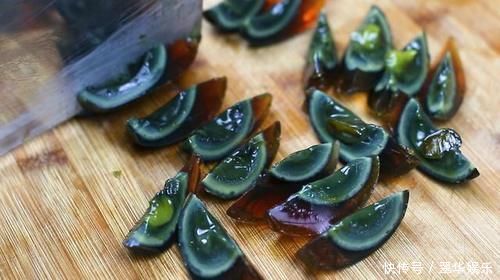 下饭|这才是辣椒拌皮蛋的正确做法,香辣下饭,上桌就抢光,吃了还想吃