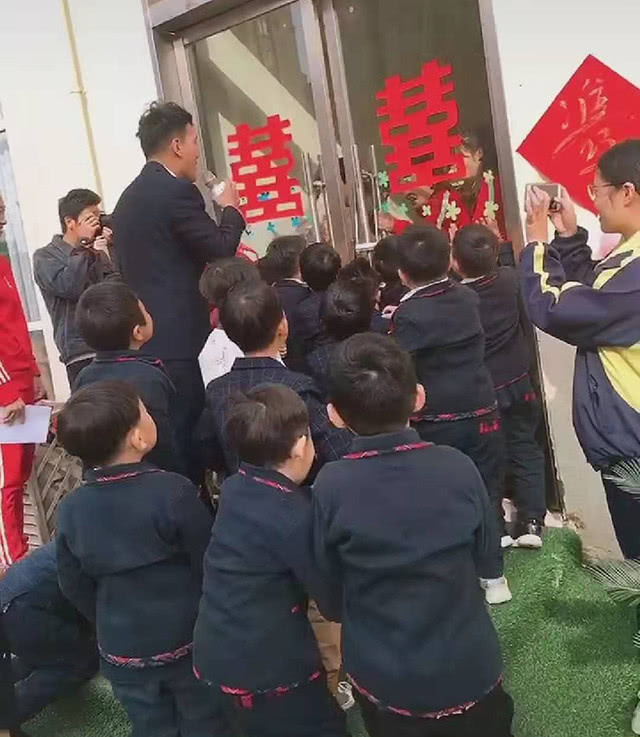 助力|“最强大伴郎团”火了，幼儿园老师结婚，全体男宝宝助力新郎接亲