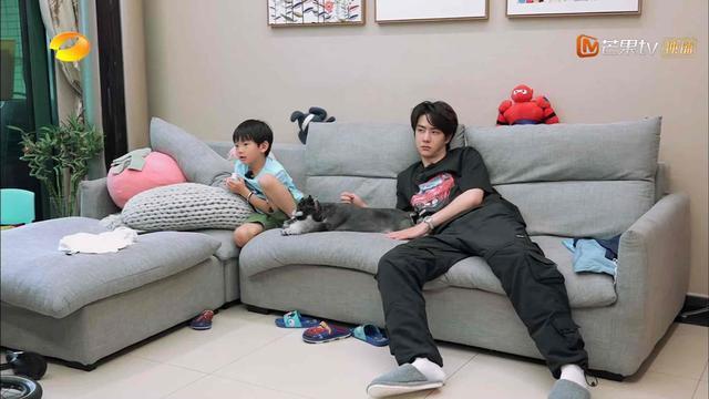  走后门|网传巴菲特是王一博亲狗，走后门出境，卷卷是影帝吗