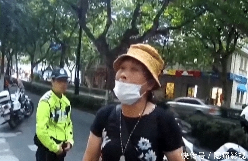  鸡蛋钱|大妈骑共享单车逆行，把过马路的小伙撞倒，非要小伙道歉才能走
