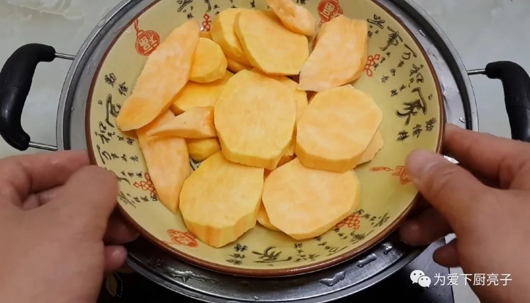  简单|红薯这么做太香了，加1碗面粉，个个松软香甜，出锅孩子们全抢光