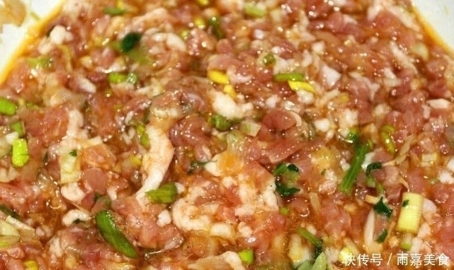 猪肉|拌猪肉饺子馅时,加水万万不可,省掉这一步,饺子馅更鲜更嫩