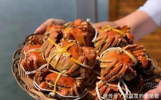 中国|英国人在中国吃了一盘螃蟹,扔下100元准备走,老板等一下