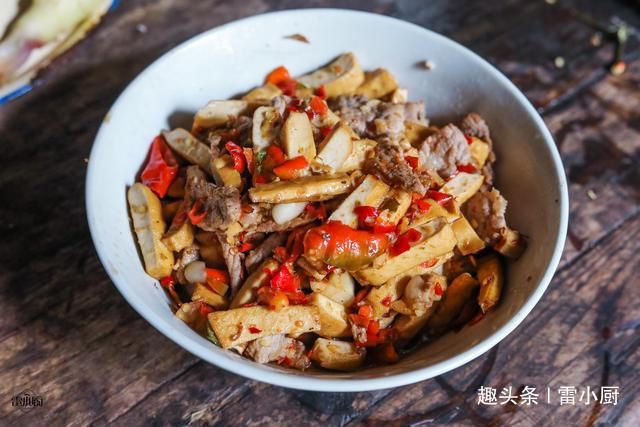 招待|舅舅一家来做客,妈妈做了8个农家菜招待,网友真富有