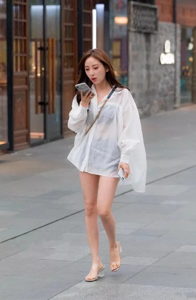 身上穿|街拍:小姐姐身穿双层裙,脚踩方根凉鞋,看上去十分的有气质