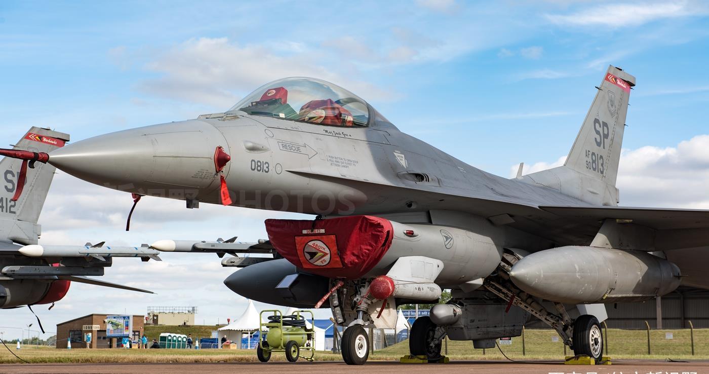 实拍|军迷深入国外基地实拍,美国空军F-16战斗机,服役多年不减当年