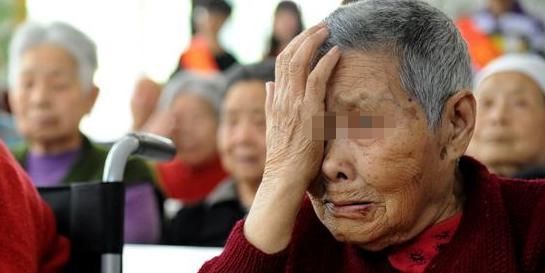  身边|7旬老人从养老院搬出，含泪告诉身边人，生男生女真不一样