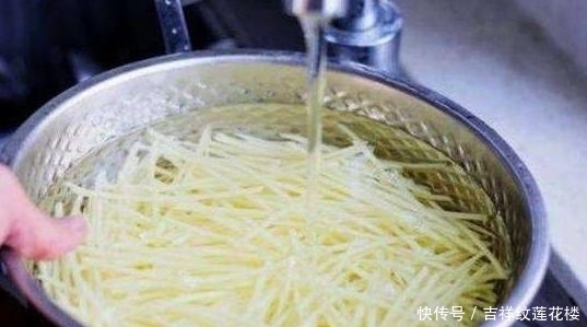 脆嫩|炒土豆丝，先放醋还是后放醋？教你正确做法，土豆脆嫩酸爽不粘锅