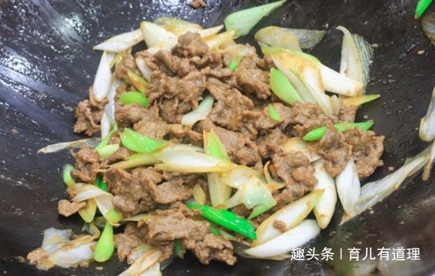  牛肉|葱香浓郁，百吃不腻，上桌就光盘，家人们最爱的家常菜
