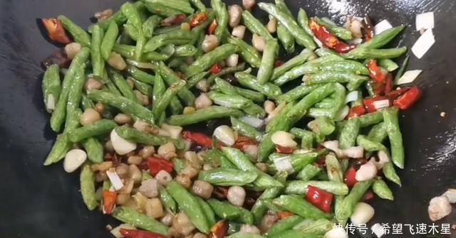  下入锅中|四季豆怎么做最好吃教你下饭做法，香辣开胃，太解馋了